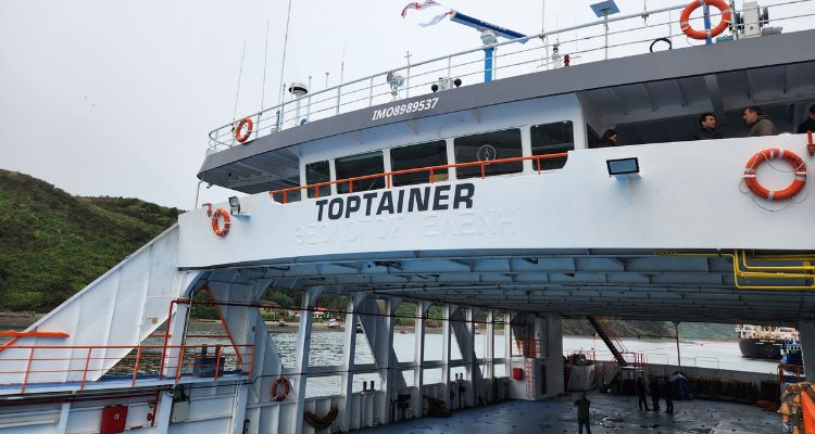 TOPTAINER lanza su barcaza "Griega" y se suma al transporte marítimo