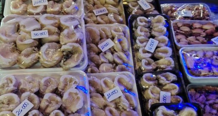 En Angelmó sorprenden venta de merluza austral en veda y cerca de mil unidades de locos