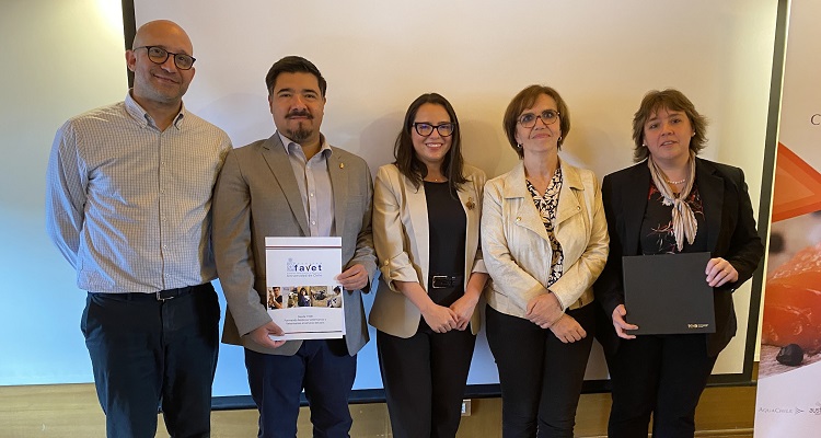 UChile y Consejo del Salmón refuerzan su alianza en sanidad acuícola junto a la OMSA