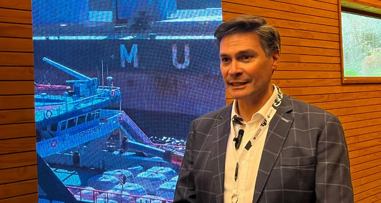 TOPTAINER destaca resultados de su barcaza Griega y reafirma su compromiso sostenible