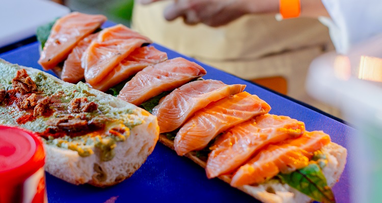 “Salmón de Chile” mostró su versatilidad en el Festín del Sánguche en Puerto Varas