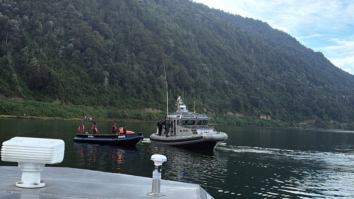 Reportan desaparecidos tras hundimiento de embarcación vinculada a la salmonicultura