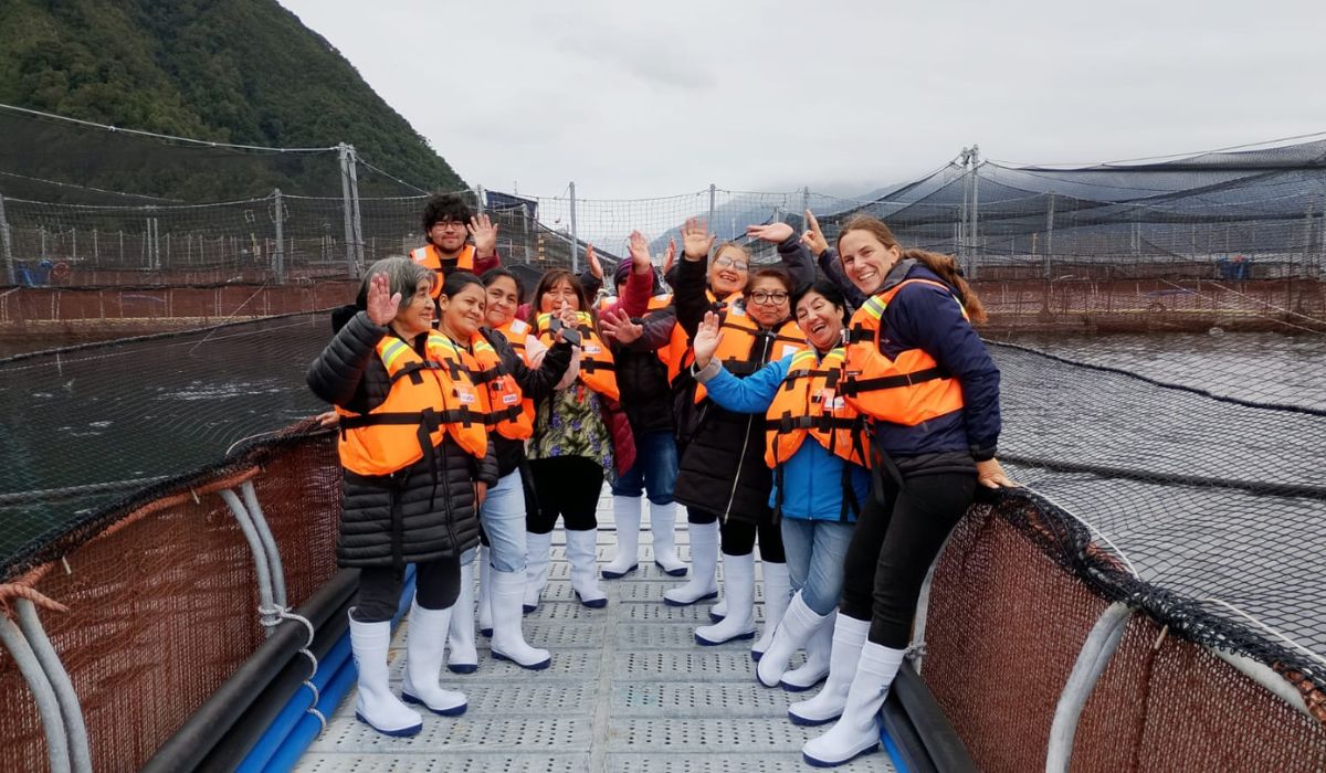 Mujeres de asociaciones indígenas recorren por primera vez un centro de salmonicultura