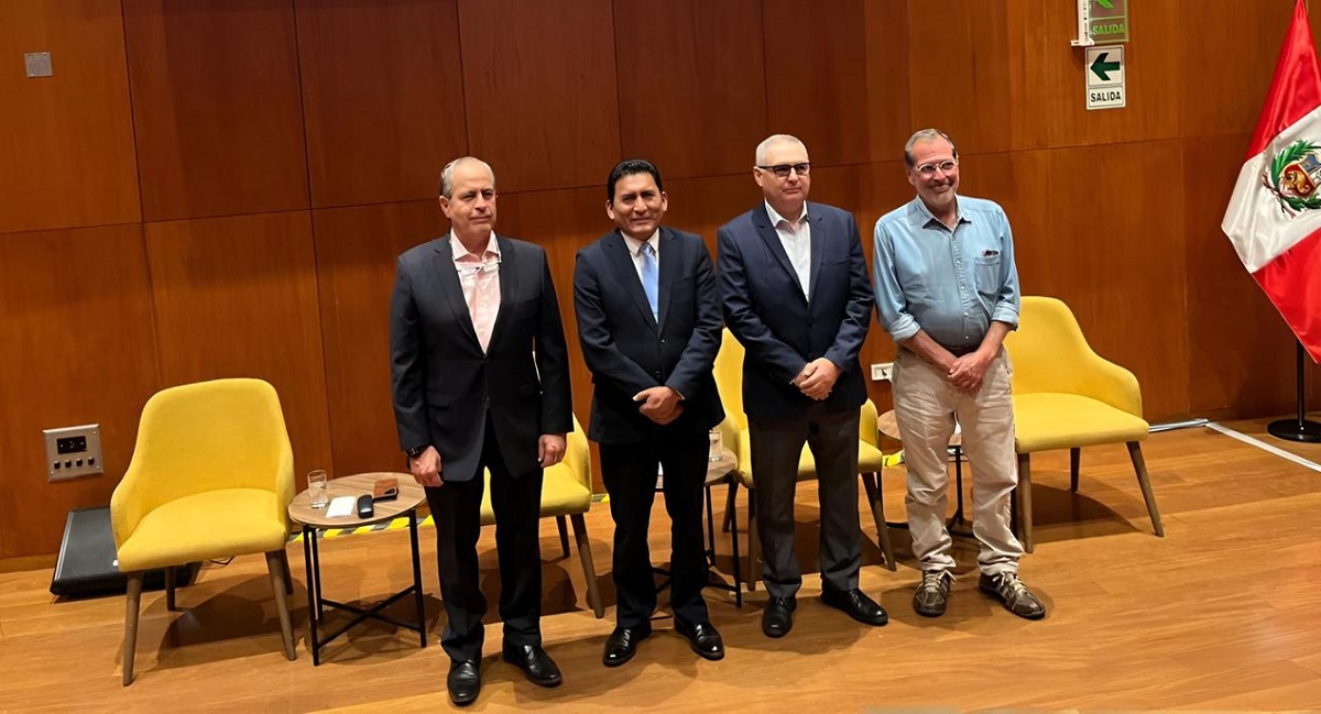 Pesquería artesanal peruana de calamar gigante avanza hacia certificación internacional de sostenibilidad