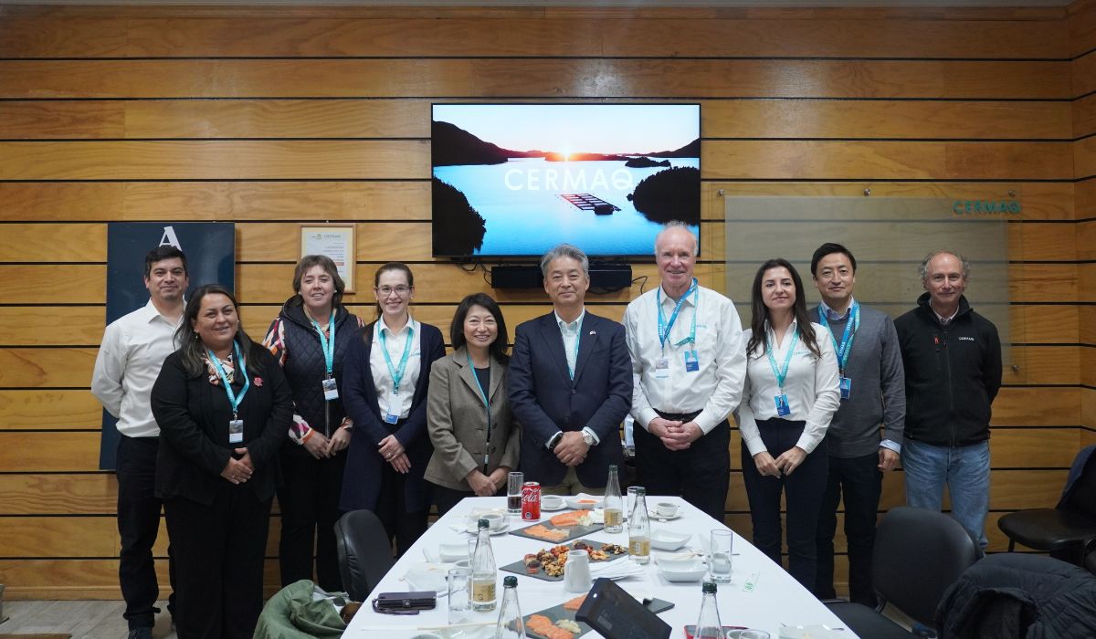 Embajador de Japón visita planta de proceso de Cermaq en compañía del Consejo del Salmón