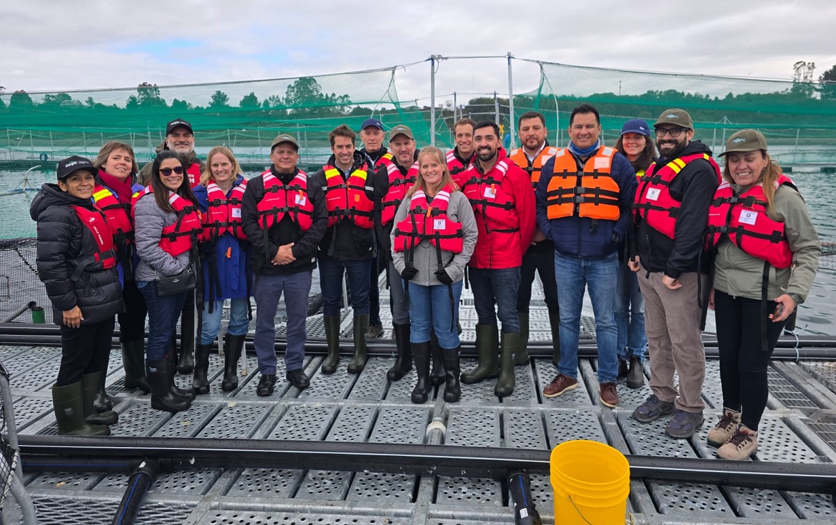 Consejo del Salmón lleva a embajador de EE.UU. a centro de cultivo en Aquasur 2026