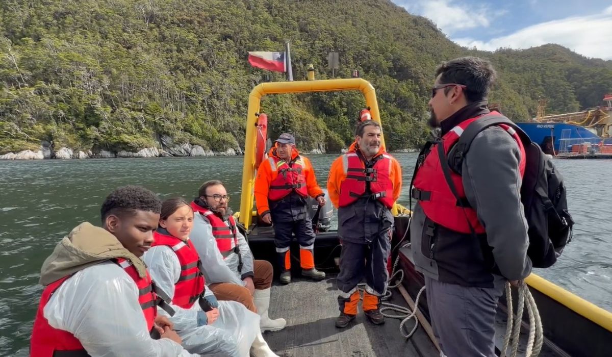 Estudiantes de Nobeles Australes visitan operaciones de Nova Austral en Magallanes