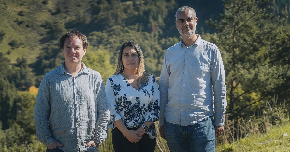 Emprendedor de Aysén transforma residuos de la salmonicultura en paneles para viviendas