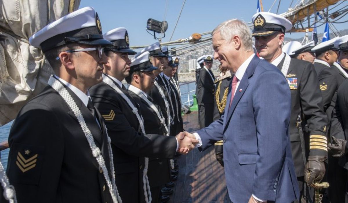 Presidente Kast despide a la Esmeralda previo a su 70° Crucero de Instrucción