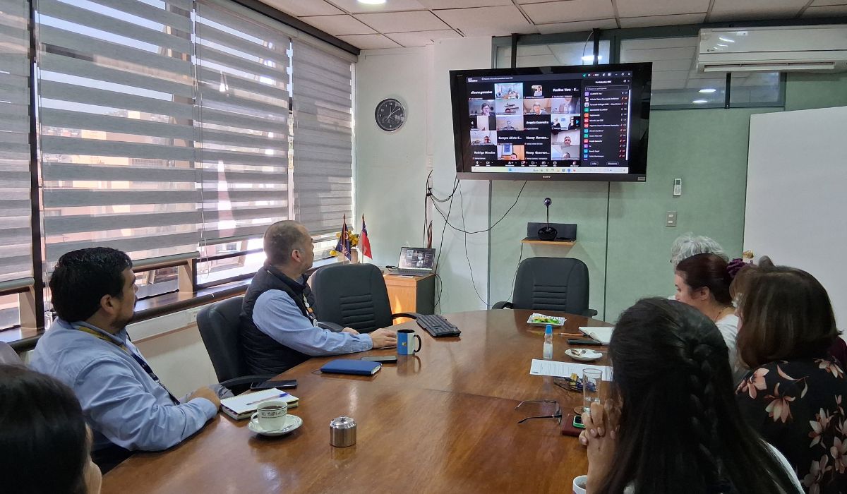 Sector salmonero y Sernapesca abordan contingencias asociadas a floraciones algales