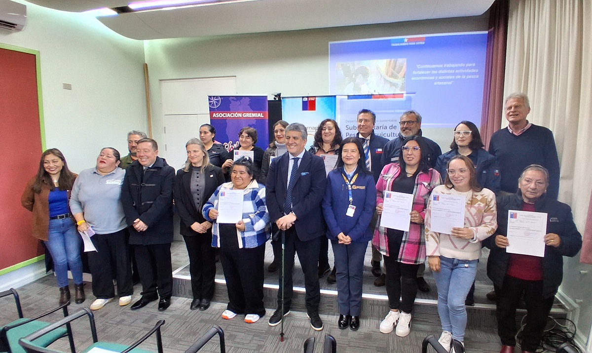 Mujeres que realizan actividades conexas de la pesca artesanal en Los Lagos recibieron su certificación en registro oficial de Sernapesca