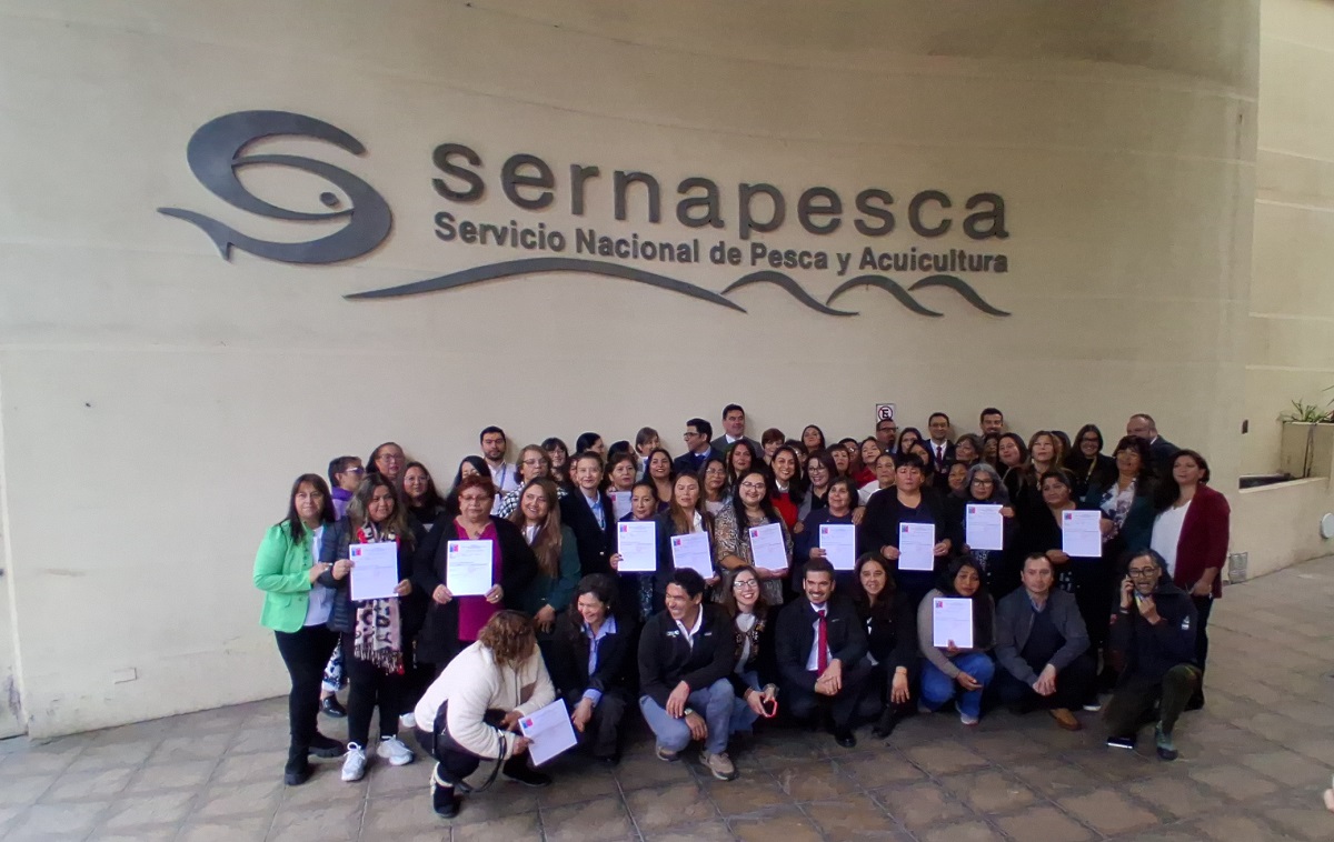 Mujeres que realizan actividades conexas de la pesca artesanal formalizan su labor en el registro oficial de Sernapesca