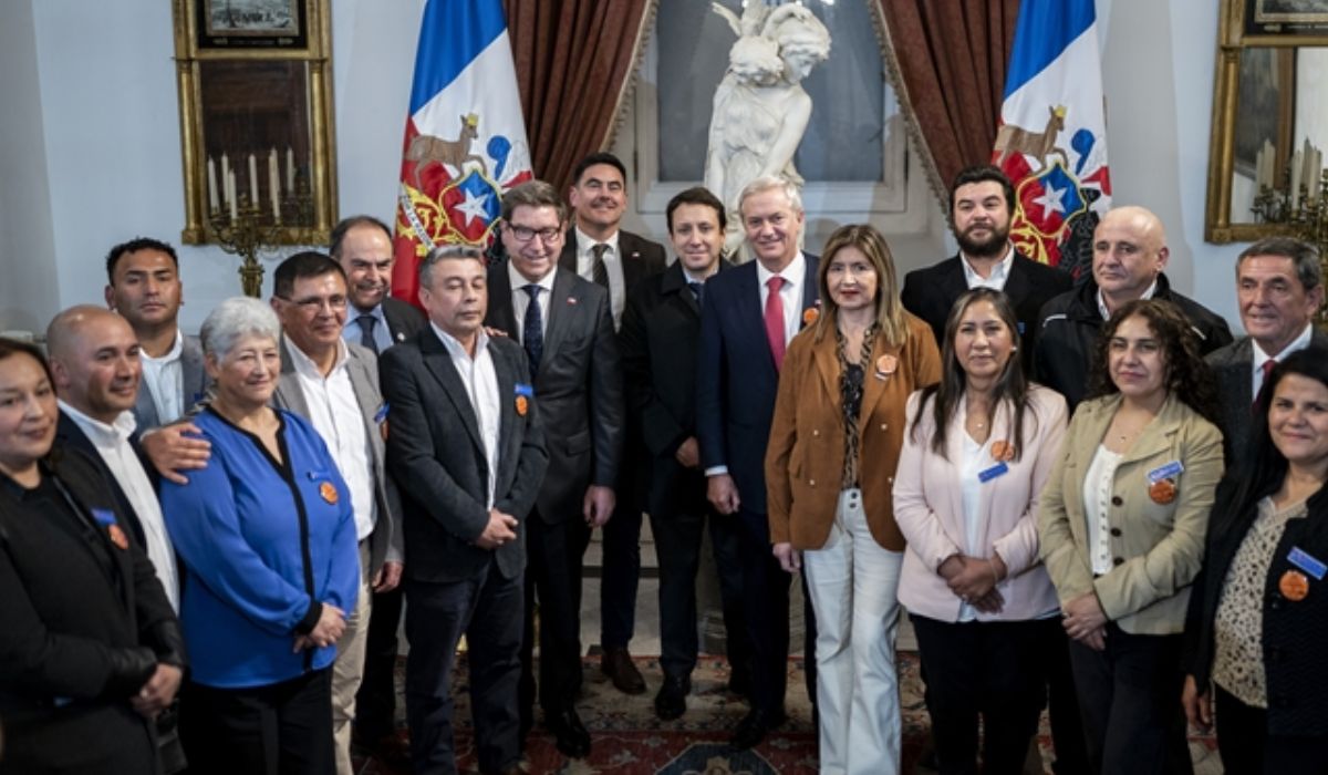 Presidente Kast firma decreto que instituye el Día del Trabajador del Salmón