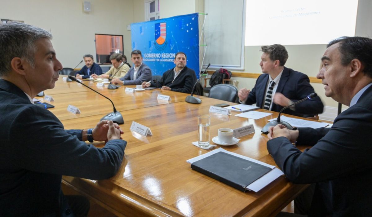 Gobernador Flies y salmoneras analizan crecimiento productivo en Magallanes