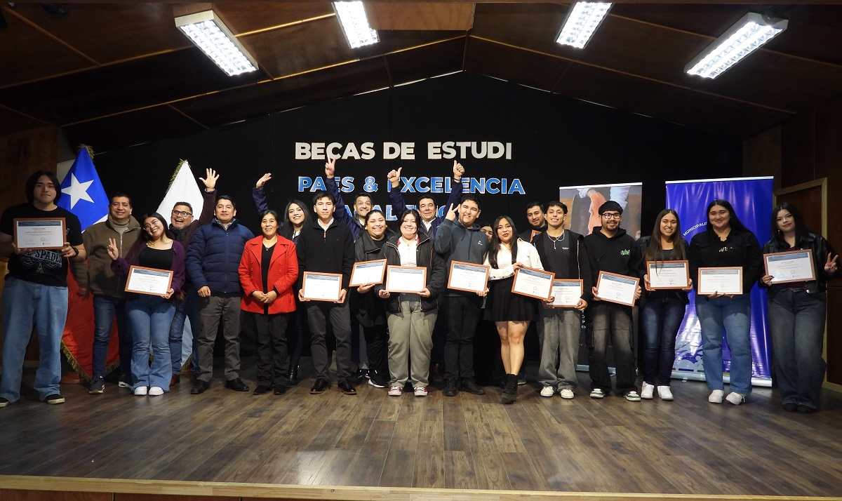 16 estudiantes de Guaitecas recibieron la Beca de Excelencia AquaChile 2026