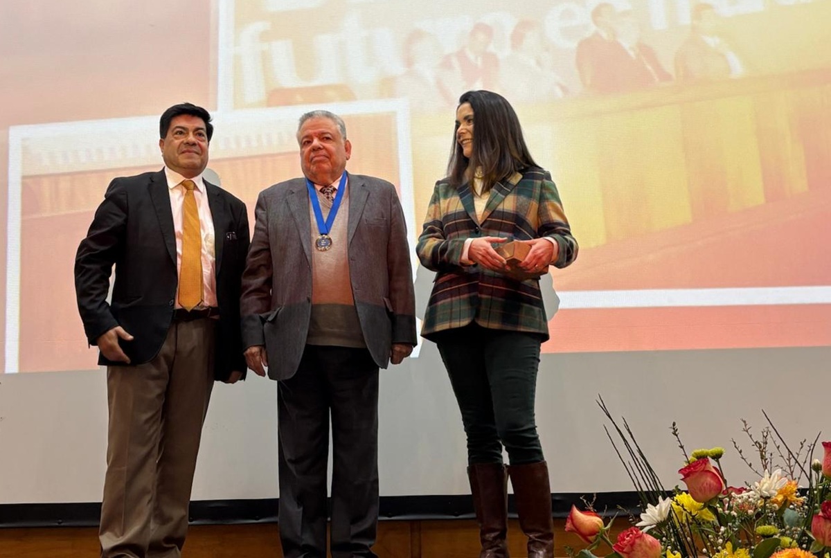 ULagos y gremio acuícola rinden homenaje al Dr. Daniel López Stefoni en solemne ceremonia de distinción