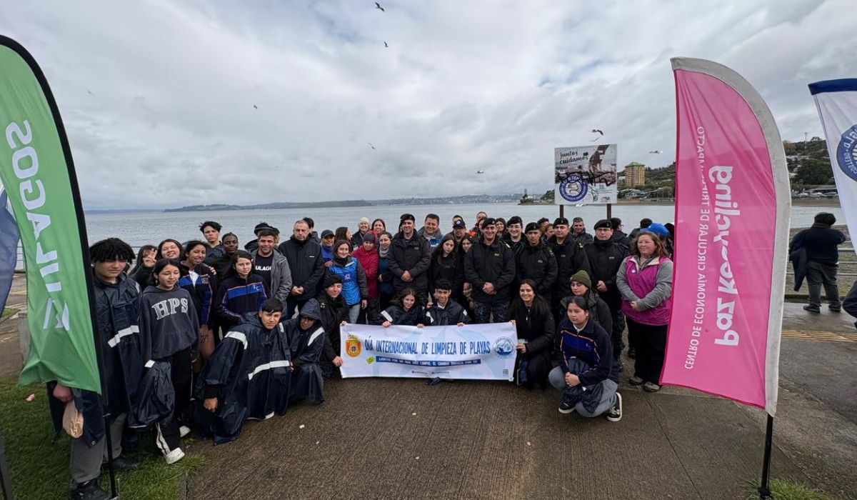 Puerto Montt reúne a empresas y estudiantes en limpieza de Playa Pelluco
