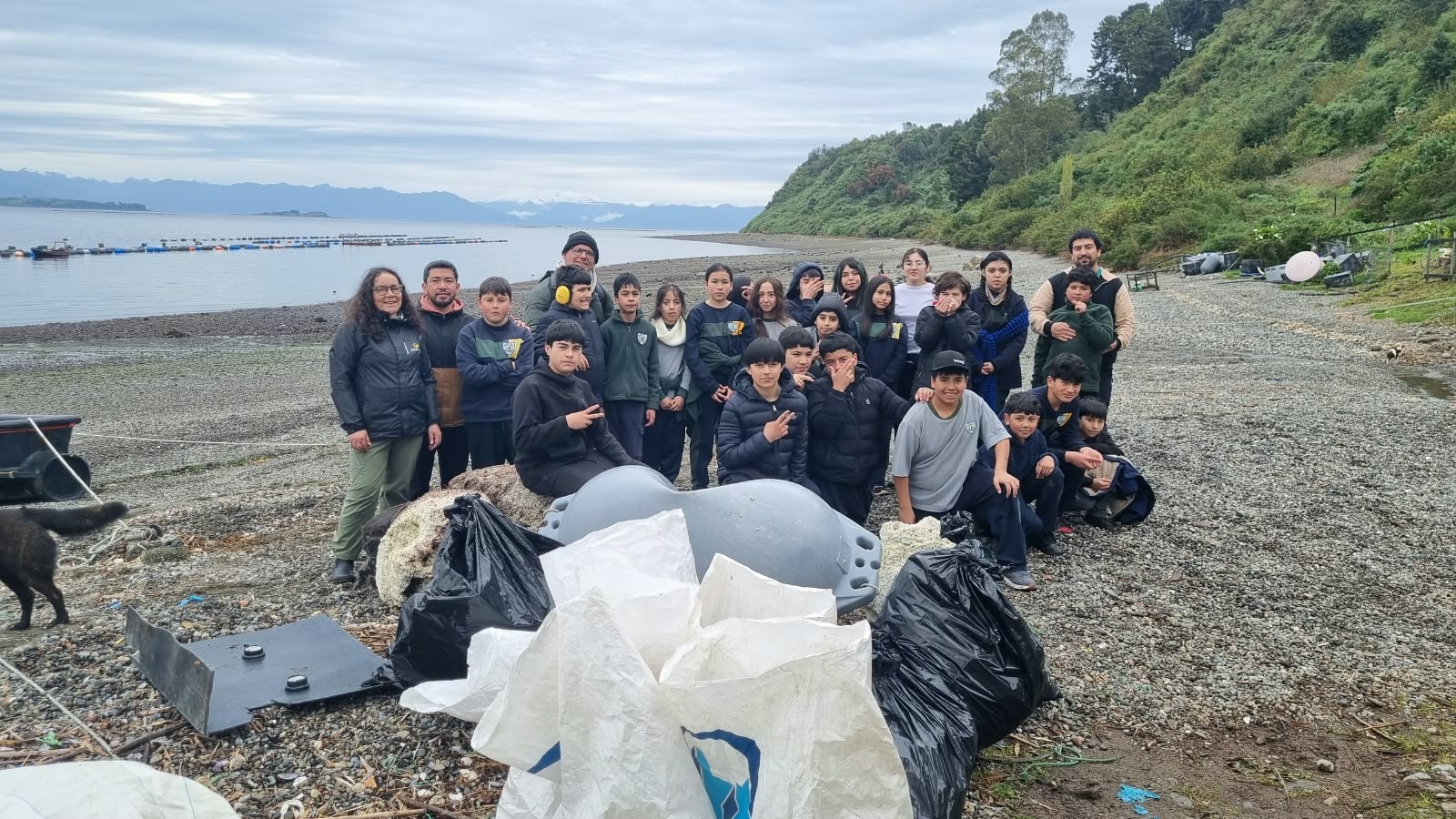 AquaChile y Verdesur promueven cuidado del borde costero junto a estudiantes de Panitao y Calbuco