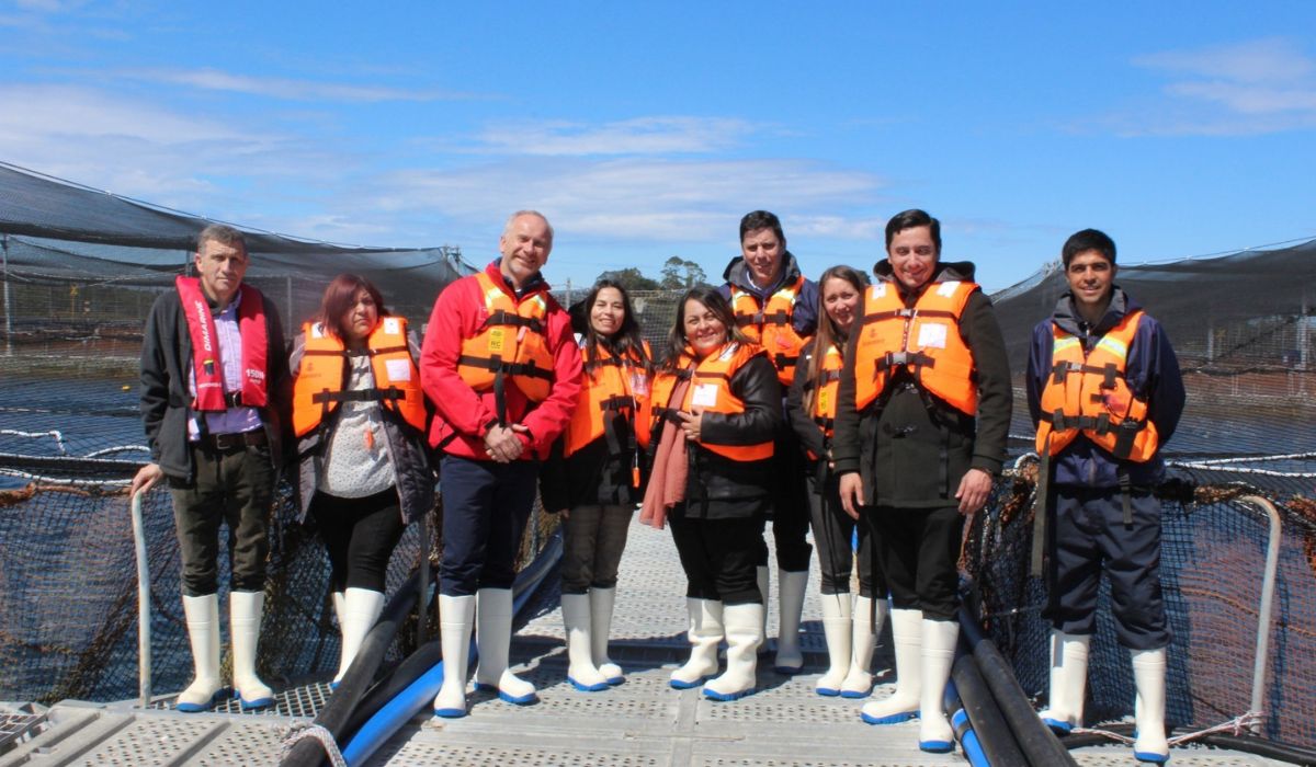 Autoridades de Los Lagos conocen operación salmonicultora de AquaChile
